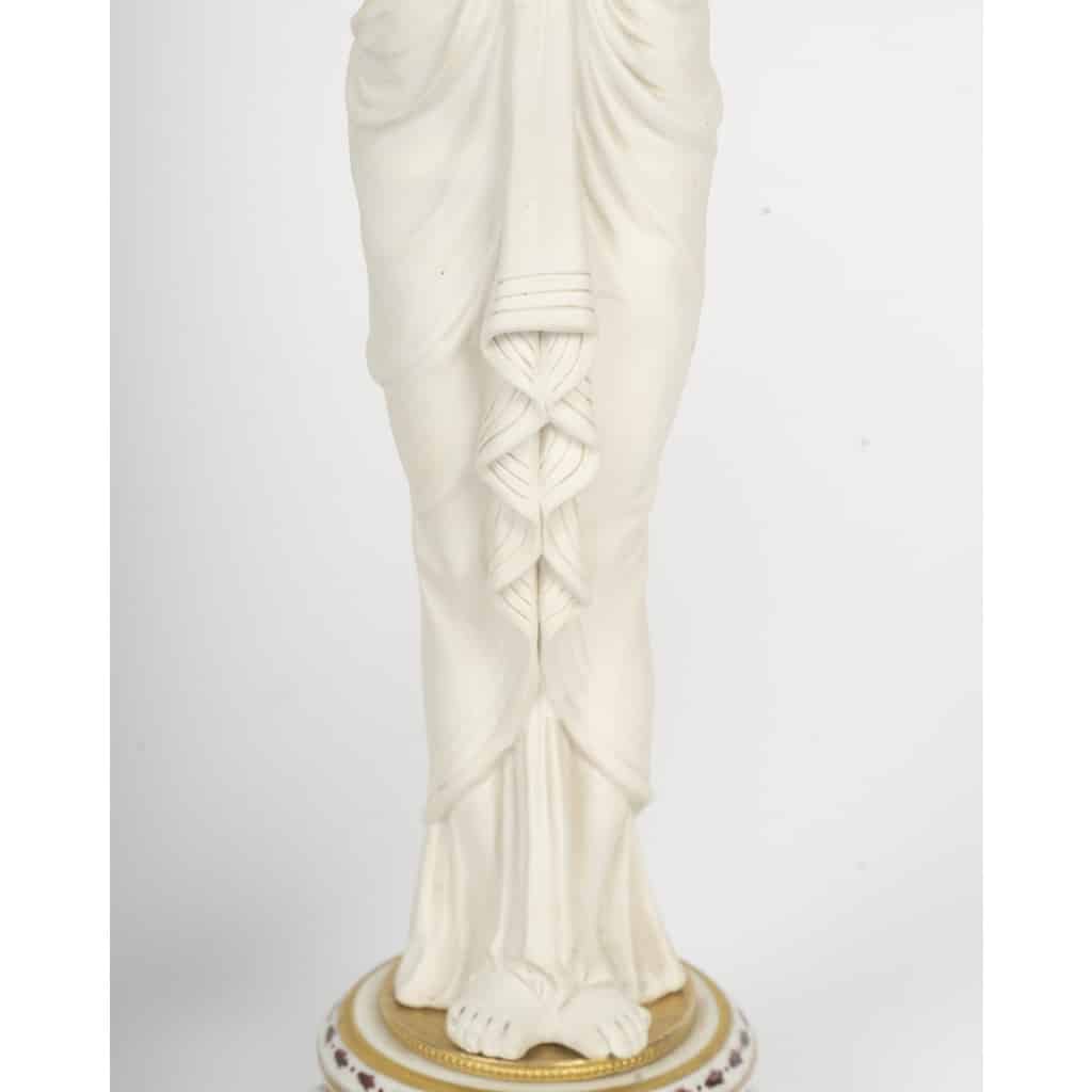 Une paire de bougeoirs en porcelaine et biscuit de sèvres, XIXème siècle 7