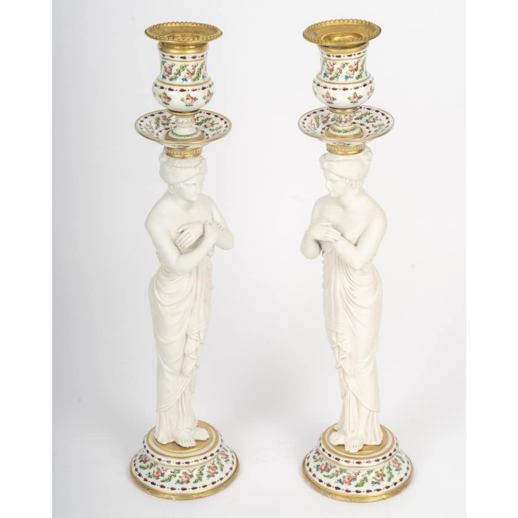 Une paire de bougeoirs en porcelaine et biscuit de sèvres, XIXème siècle 8