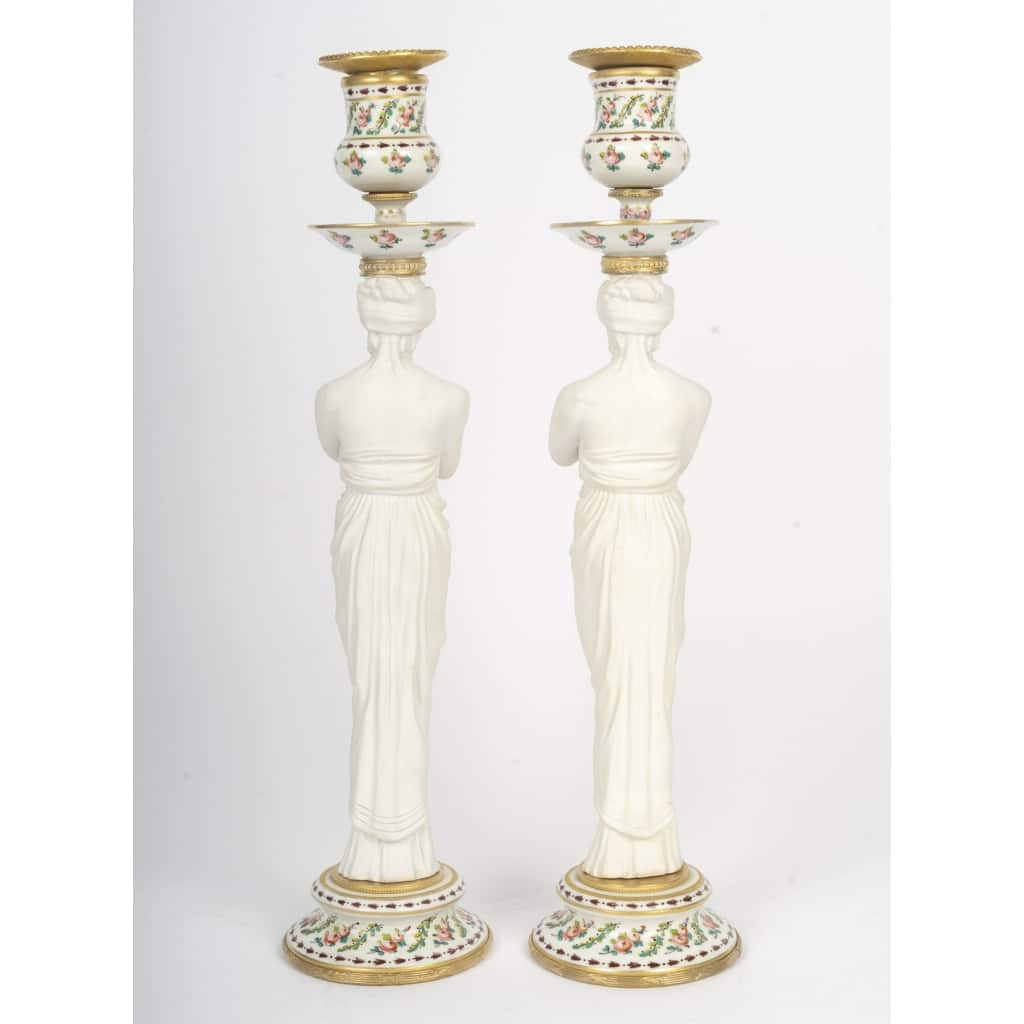 Une paire de bougeoirs en porcelaine et biscuit de sèvres, XIXème siècle 9