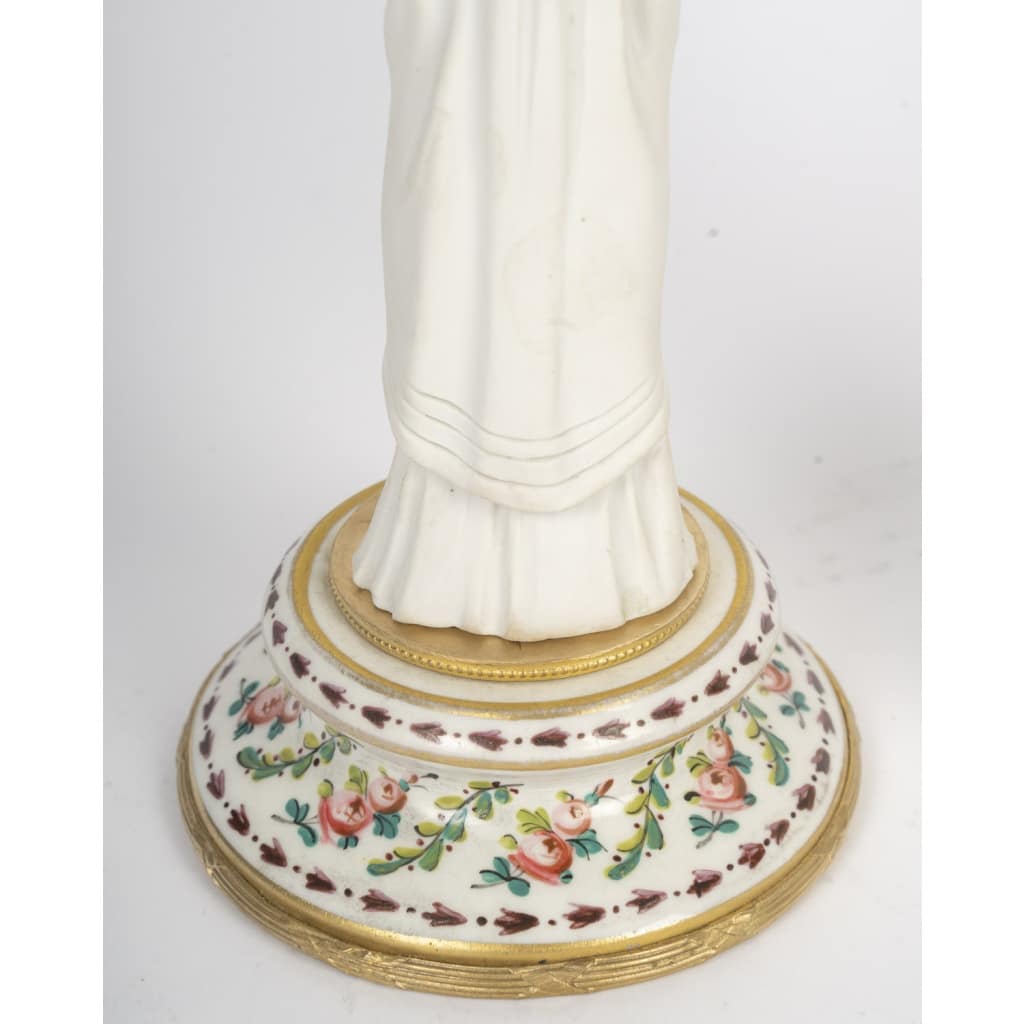 Une paire de bougeoirs en porcelaine et biscuit de sèvres, XIXème siècle 10