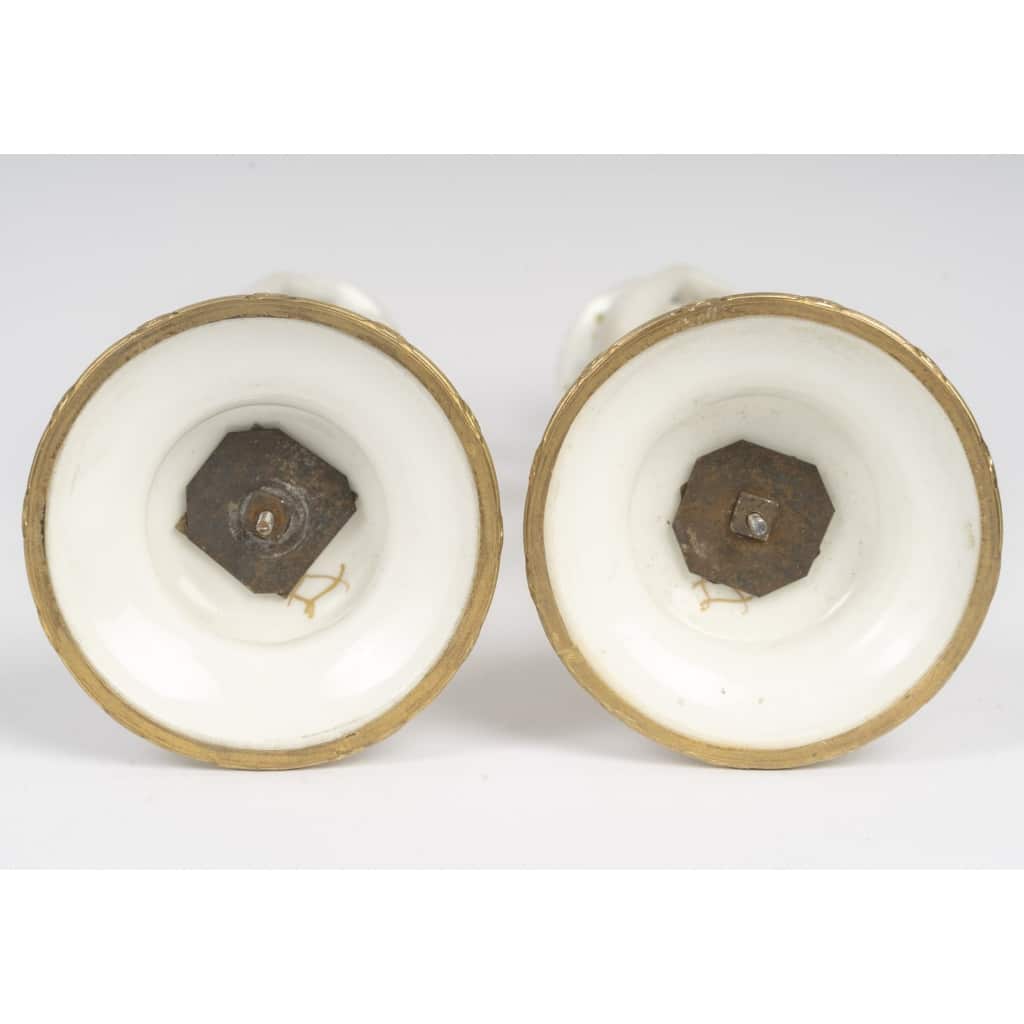 Une paire de bougeoirs en porcelaine et biscuit de sèvres, XIXème siècle 11