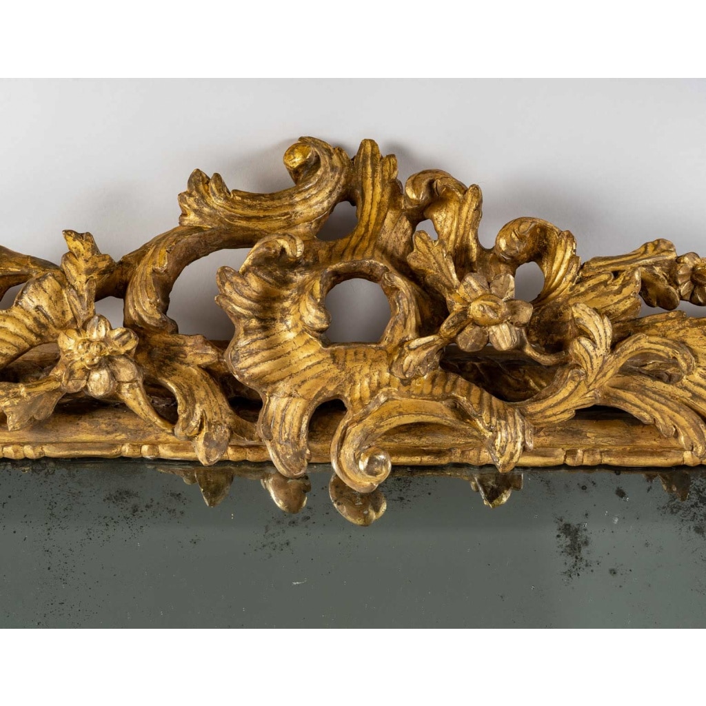 Miroir en bois sculpté et doré, travail italien du milieu du XVIIIe siècle (vers 1750-1760 8 Miroir en bois sculpté et doré, travail italien du milieu du XVIIIe siècle (vers 1750-1760 8
