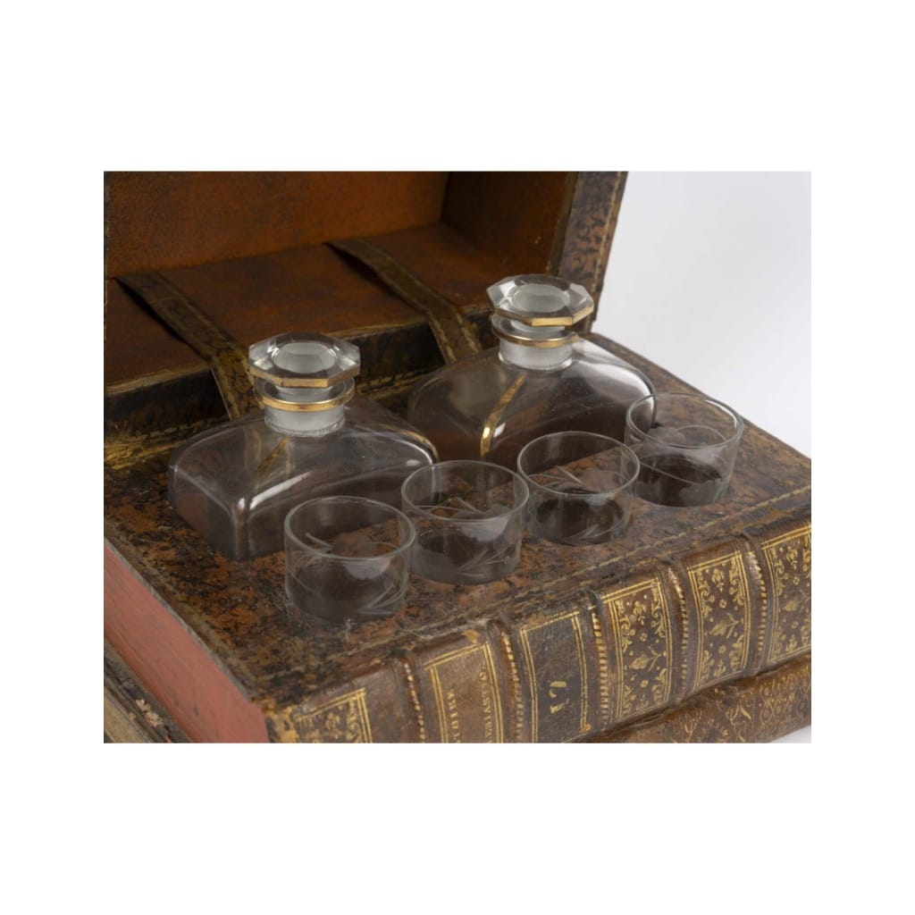 Faux livre cachant 2 carafe à liqueur, style Napoléon III, début du XXème siècle. 8 Faux livre cachant 2 carafe à liqueur, style Napoléon III, début du XXème siècle. 8