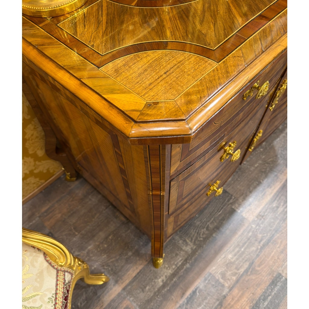 Commode Mazarine du Dauphiné, époque Louis XIV vers 1700 4 Commode Mazarine du Dauphiné, époque Louis XIV vers 1700 4