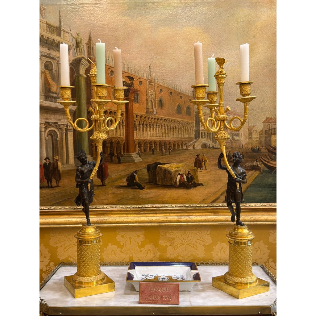 Paire de candélabres en bronze à décor de figures antiques, époque Empire vers 1805-1810 2