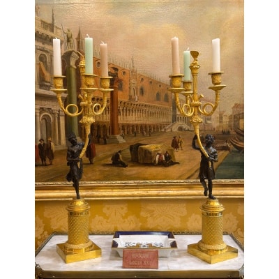 Paire de candélabres en bronze à décor de figures antiques, époque Empire vers 1805-1810