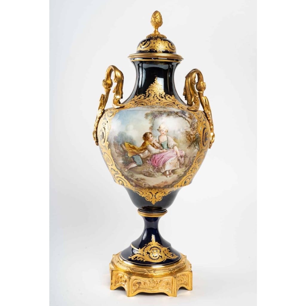 Un vase en porcelaine monté lampe, fin XIXème siècle 7