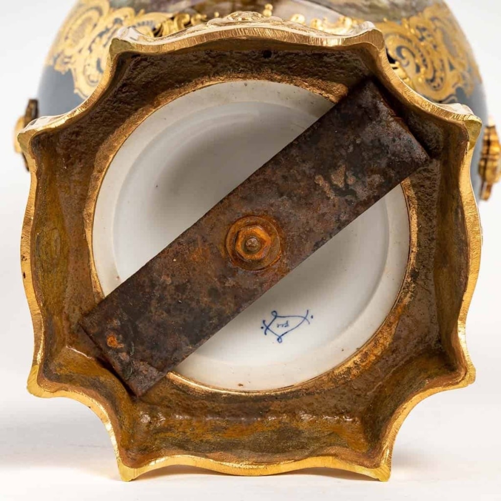 Un vase en porcelaine monté lampe, fin XIXème siècle 12