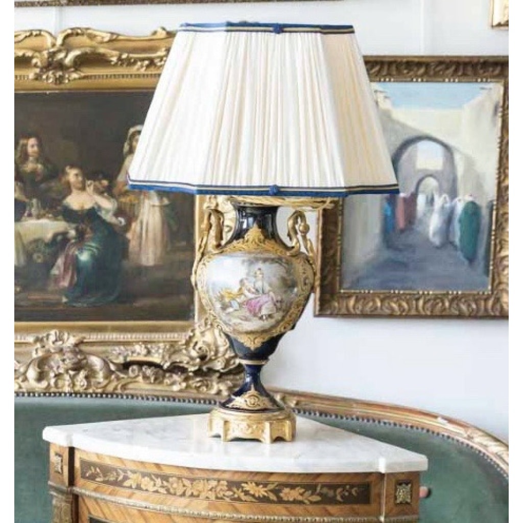 Un vase en porcelaine monté lampe, fin XIXème siècle