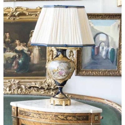 Un vase en porcelaine monté lampe, fin XIXème siècle Un vase en porcelaine monté lampe, fin XIXème siècle