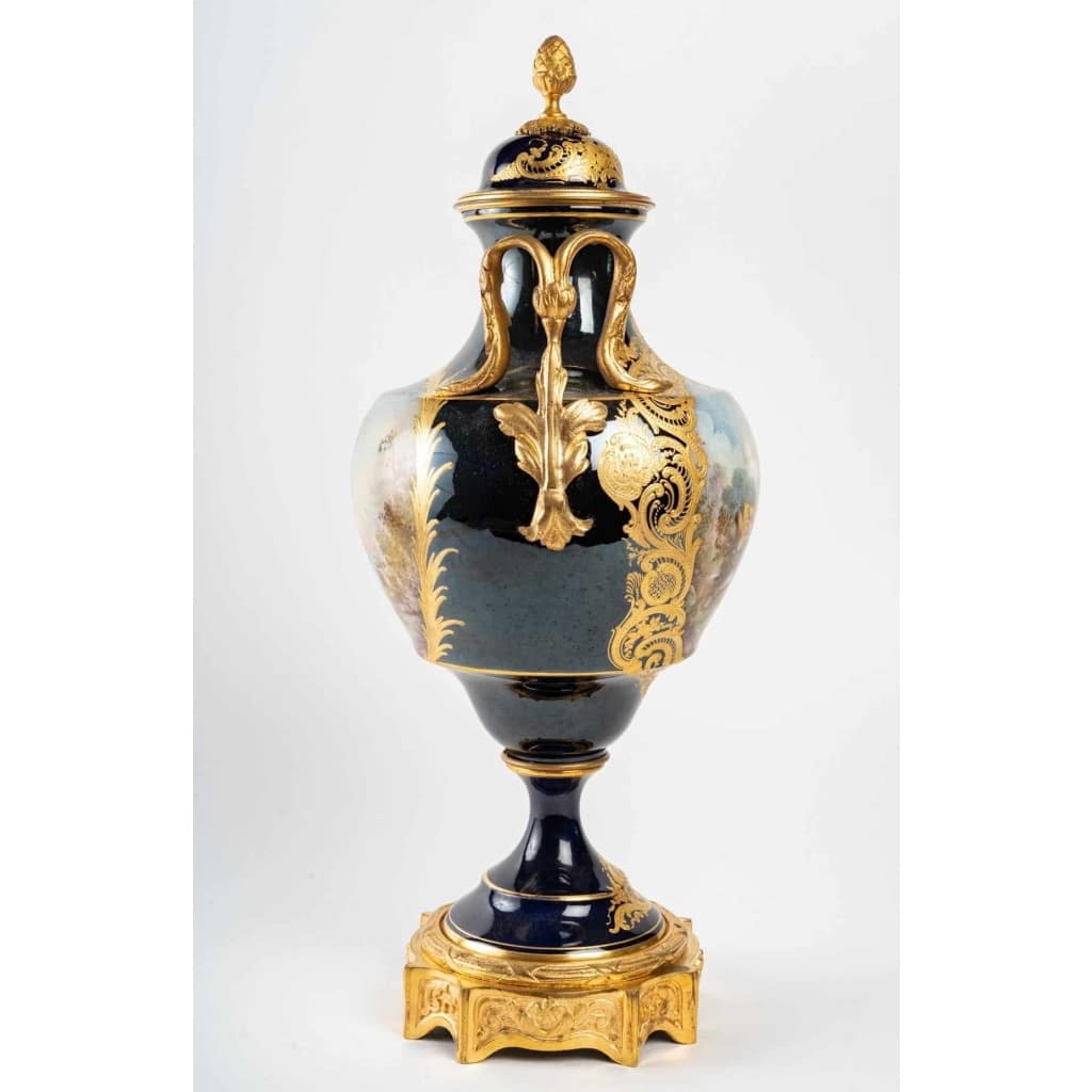 Un vase en porcelaine monté lampe, fin XIXème siècle 13