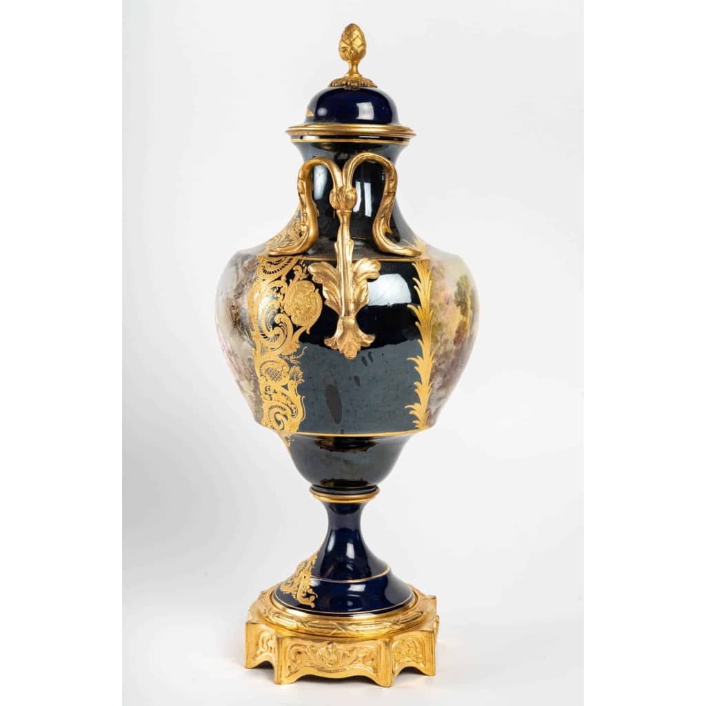 Un vase en porcelaine monté lampe, fin XIXème siècle 10