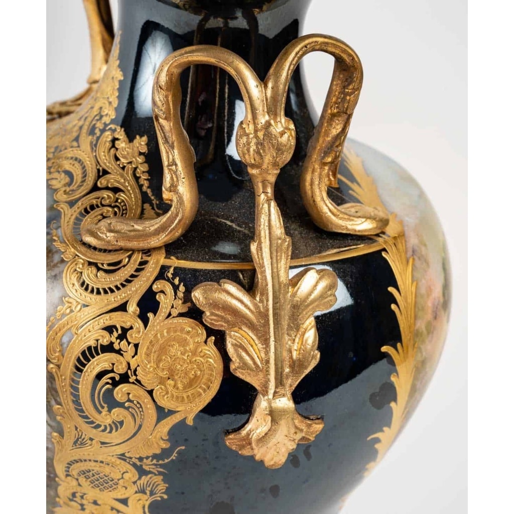 Un vase en porcelaine monté lampe, fin XIXème siècle 11