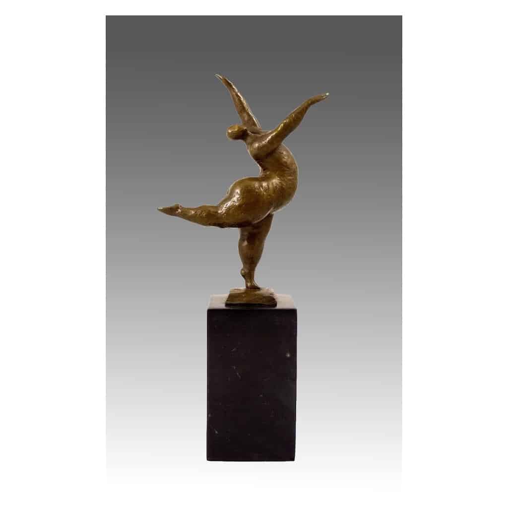 Statue en bronze, sculpture d’une danseuse nue en équilibre, socle en marbre. 2 Statue en bronze, sculpture d’une danseuse nue en équilibre, socle en marbre. 2
