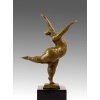 Statue en bronze, sculpture d’une danseuse nue en équilibre, socle en marbre. 8 Statue en bronze, sculpture d’une danseuse nue en équilibre, socle en marbre. 8