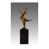 Statue en bronze, sculpture d’une danseuse nue en équilibre, socle en marbre. 10 Statue en bronze, sculpture d’une danseuse nue en équilibre, socle en marbre. 10