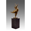 Statue en bronze, sculpture d’une danseuse nue en équilibre, socle en marbre. 11 Statue en bronze, sculpture d’une danseuse nue en équilibre, socle en marbre. 11