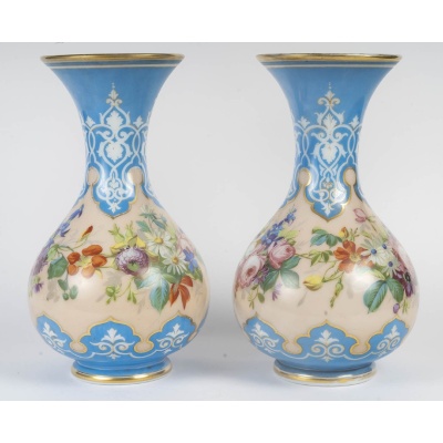 Paire de vases en opaline bleu céleste – XIXe siècle