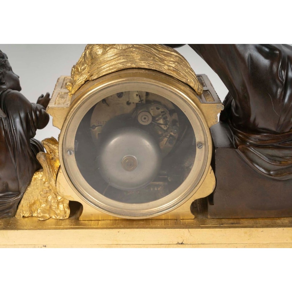 Garniture de cheminée en bronze patiné et doré, pendule et candélabres, XIXᵉ siècle, style Louis XV – Napoléon III 3