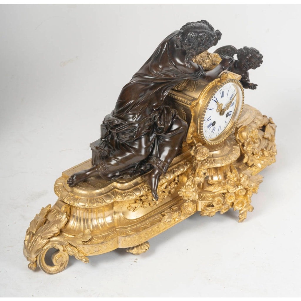 Garniture de cheminée en bronze patiné et doré, pendule et candélabres, XIXᵉ siècle, style Louis XV – Napoléon III 5