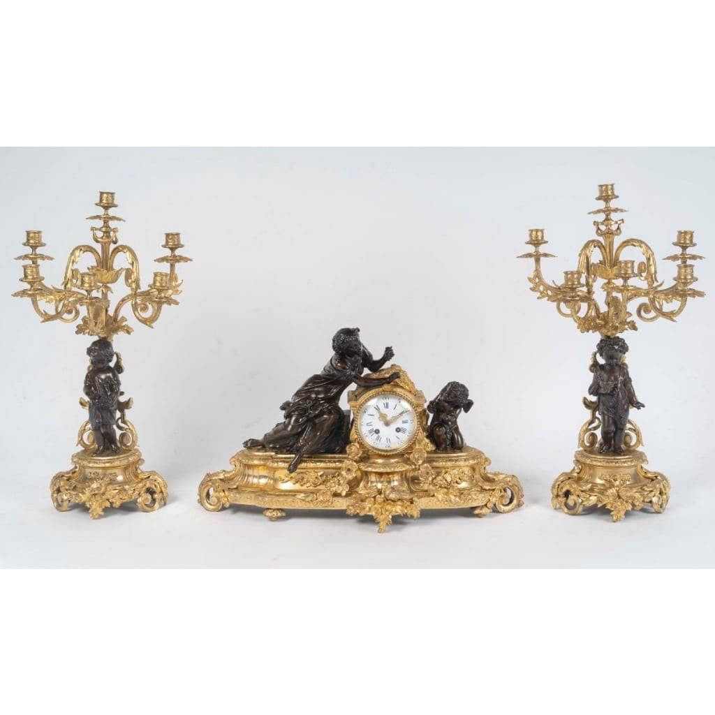 Garniture de cheminée en bronze patiné et doré, pendule et candélabres, XIXᵉ siècle, style Louis XV – Napoléon III 2