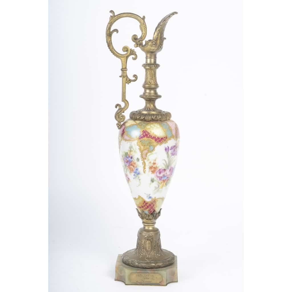 Aiguière décorative en porcelaine et bronze, fin XIXᵉ, plaque “Prix Bertin 1898” 2 Aiguière décorative en porcelaine et bronze, fin XIXᵉ, plaque “Prix Bertin 1898” 2