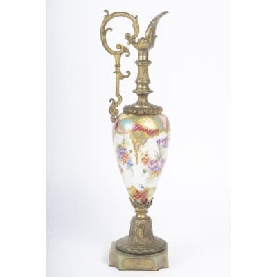 Aiguière décorative en porcelaine et bronze, fin XIXᵉ, plaque “Prix Bertin 1898”