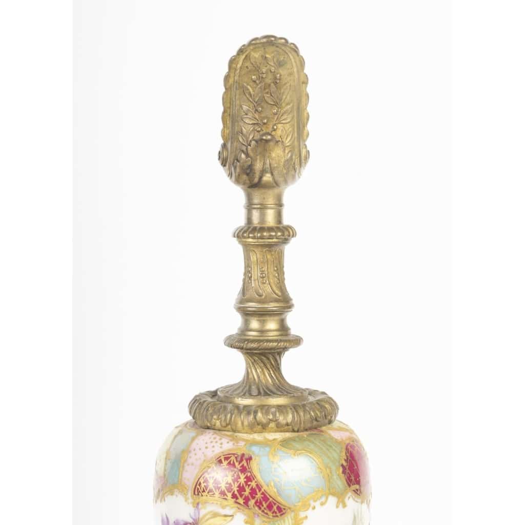 Aiguière décorative en porcelaine et bronze, fin XIXᵉ, plaque “Prix Bertin 1898” 3 Aiguière décorative en porcelaine et bronze, fin XIXᵉ, plaque “Prix Bertin 1898” 3