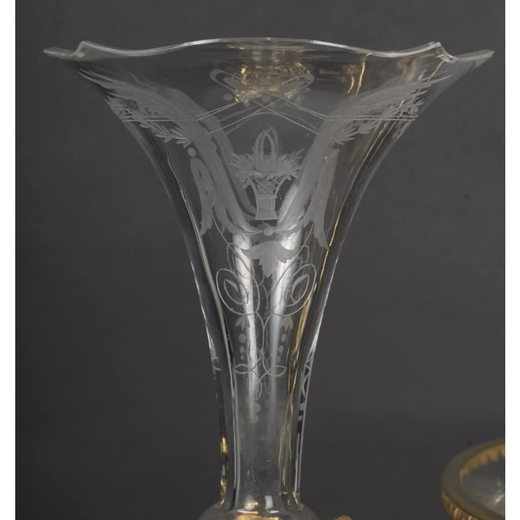 Garniture en cristal gravé et bronze doré, coupe et cornets, style Napoléon III, fin XIXᵉ siècle 4 Garniture en cristal gravé et bronze doré, coupe et cornets, style Napoléon III, fin XIXᵉ siècle 4