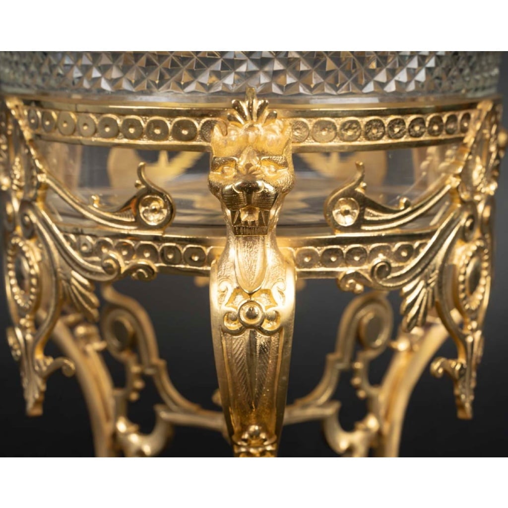 Garniture en cristal gravé et bronze doré, coupe et cornets, style Napoléon III, fin XIXᵉ siècle 5 Garniture en cristal gravé et bronze doré, coupe et cornets, style Napoléon III, fin XIXᵉ siècle 5