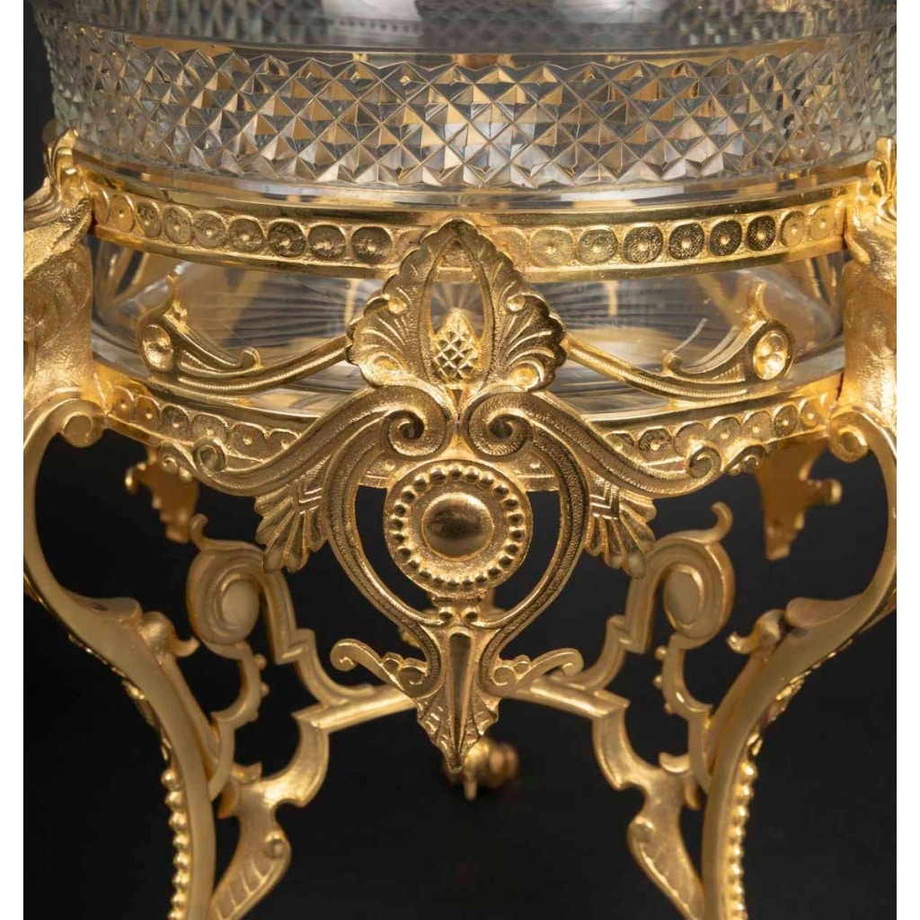 Garniture en cristal gravé et bronze doré, coupe et cornets, style Napoléon III, fin XIXᵉ siècle 8 Garniture en cristal gravé et bronze doré, coupe et cornets, style Napoléon III, fin XIXᵉ siècle 8