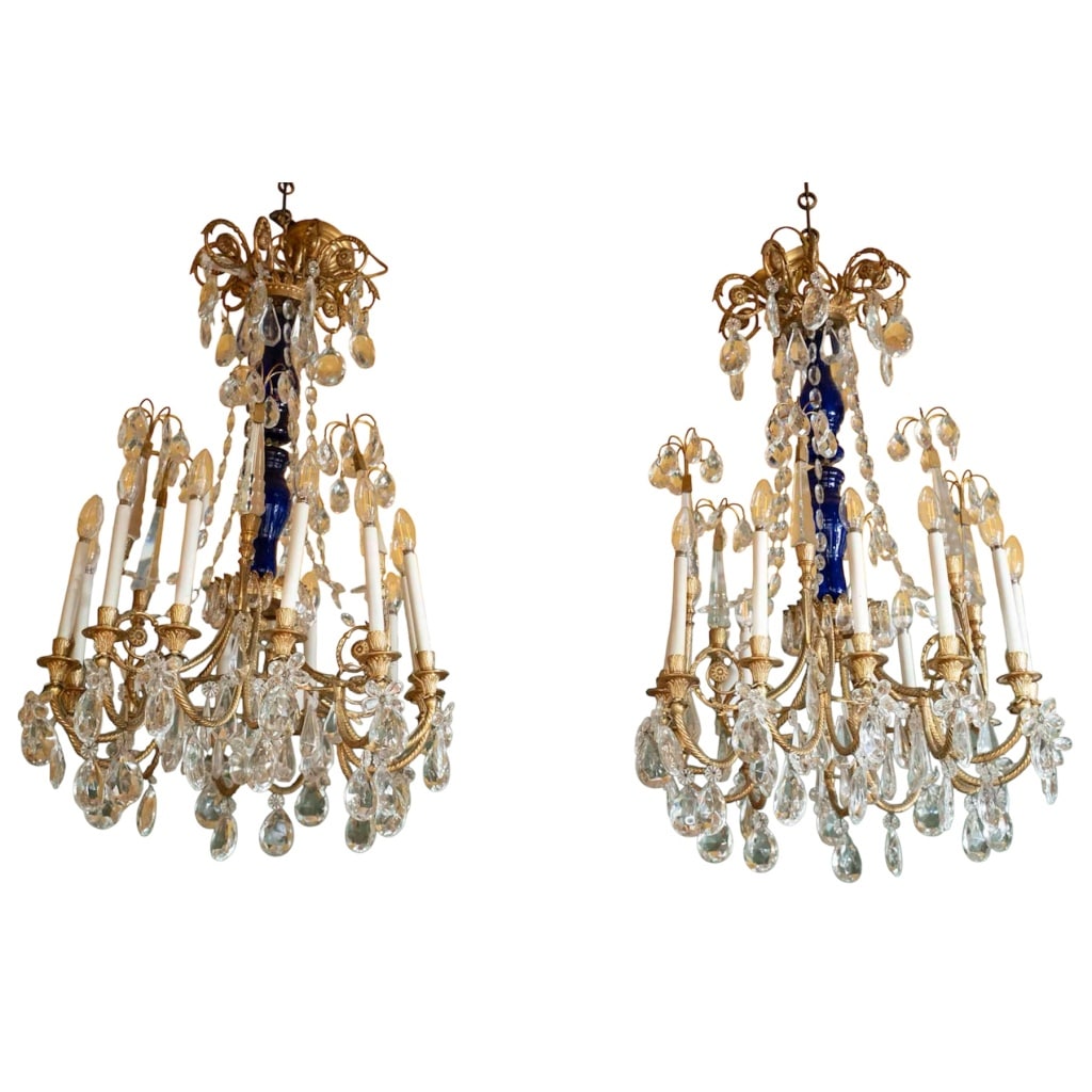 De style Louis XVI Paire de lustres en cristal et bronze 8