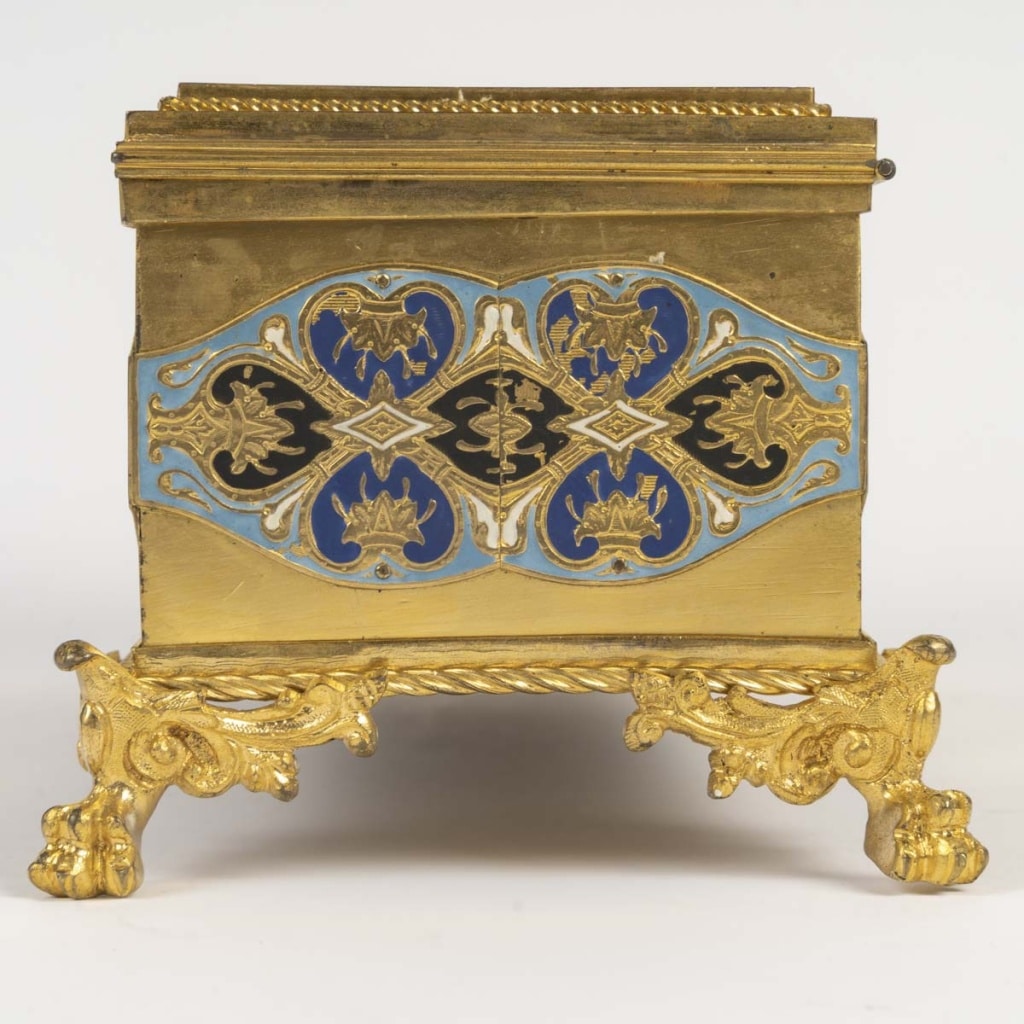 Un coffret en bronze doré et émail cloisonné, circa 1880 4