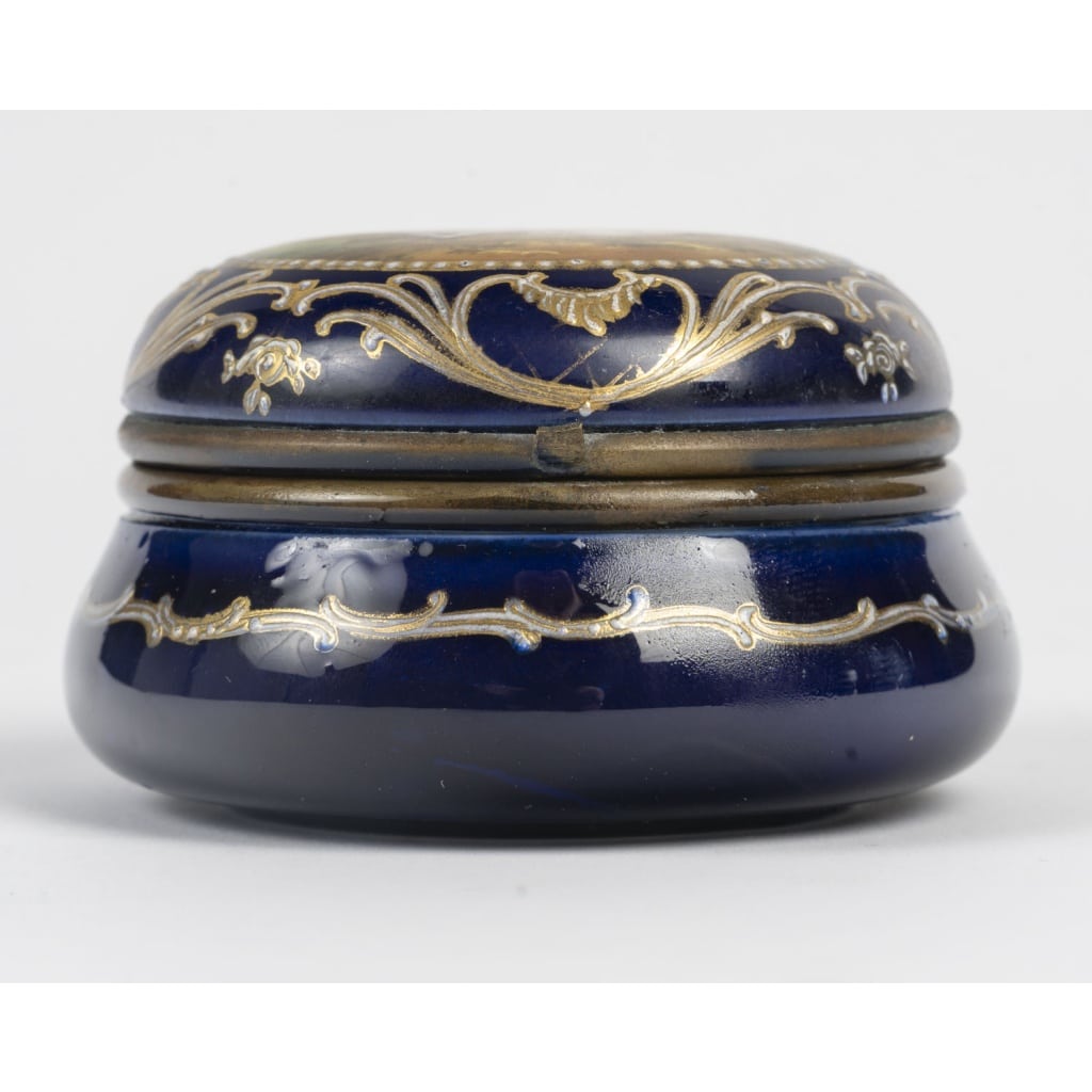 Une Miniature boite à bijoux, en porcelaine de style sèvres, fin XIXème siècle 3