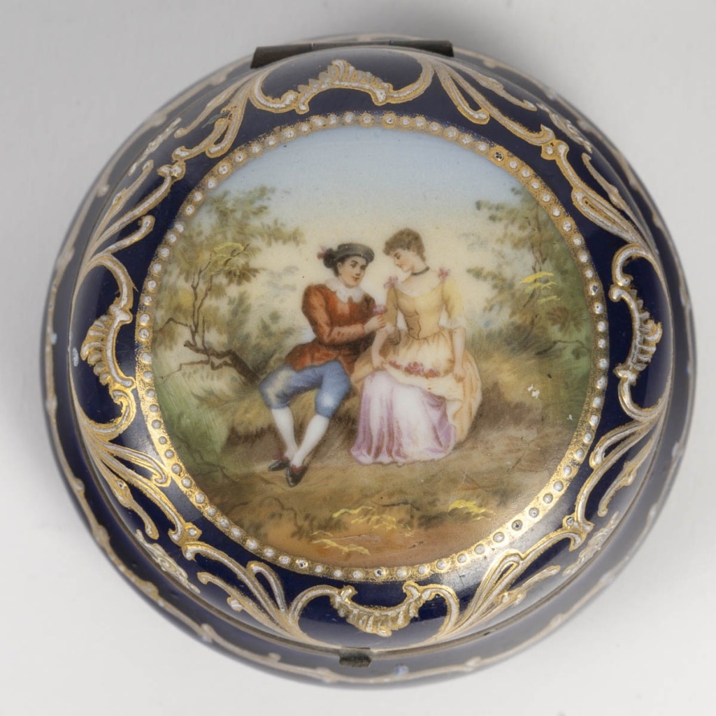 Une Miniature boite à bijoux, en porcelaine de style sèvres, fin XIXème siècle 7