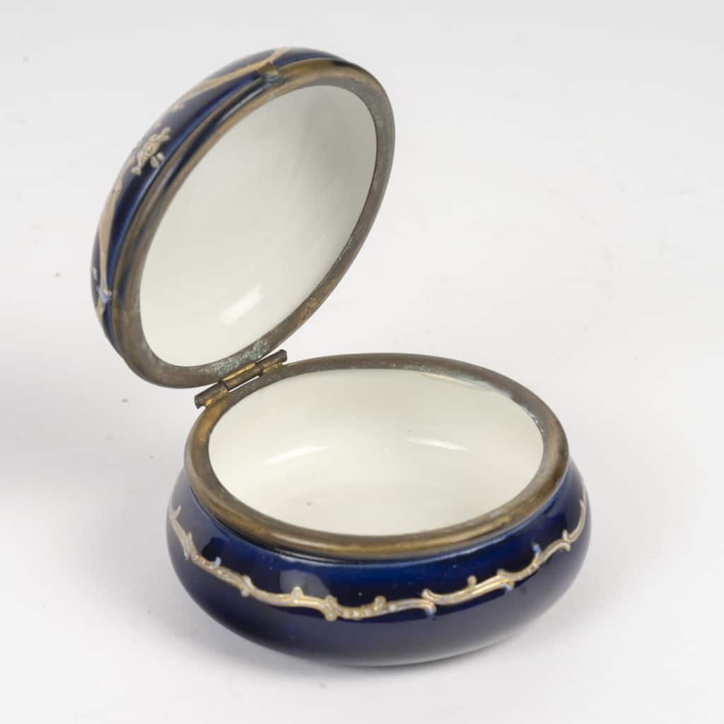 Une Miniature boite à bijoux, en porcelaine de style sèvres, fin XIXème siècle 6