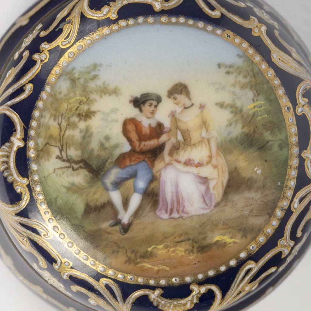 Une Miniature boite à bijoux, en porcelaine de style sèvres, fin XIXème siècle 5
