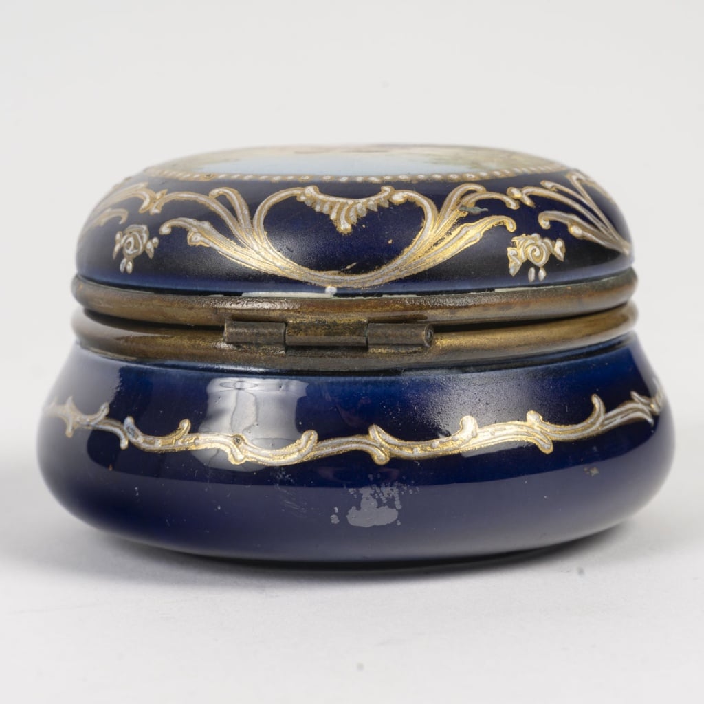 Une Miniature boite à bijoux, en porcelaine de style sèvres, fin XIXème siècle 4