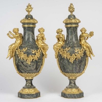 Clodion Une paire de cassolettes en marbre et ornementation en bronze doré , XIXème siècle