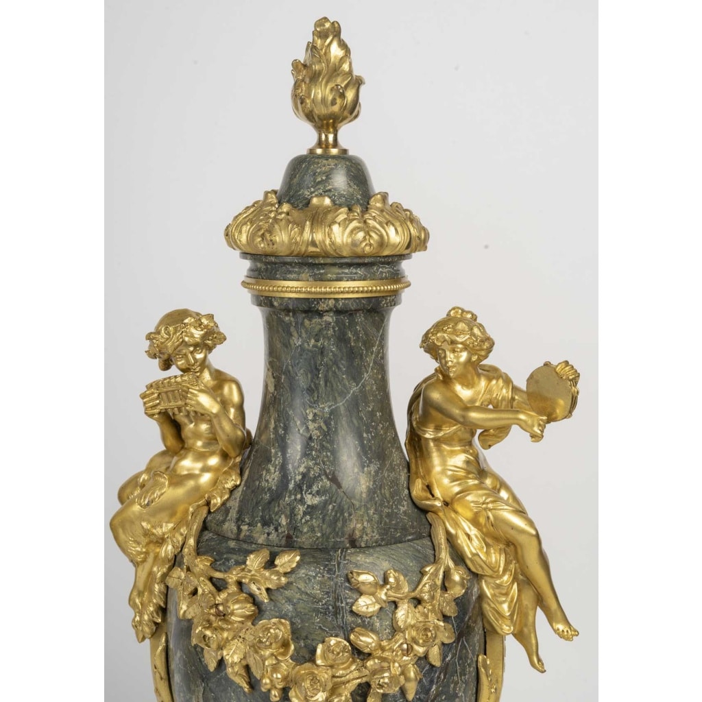 Clodion Une paire de cassolettes en marbre et ornementation en bronze doré , XIXème siècle 13