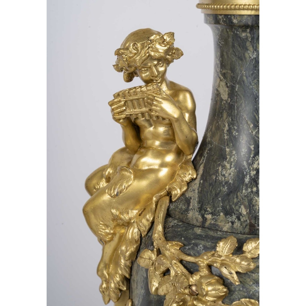 Clodion Une paire de cassolettes en marbre et ornementation en bronze doré , XIXème siècle 12