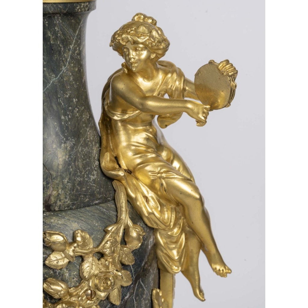 Clodion Une paire de cassolettes en marbre et ornementation en bronze doré , XIXème siècle 11