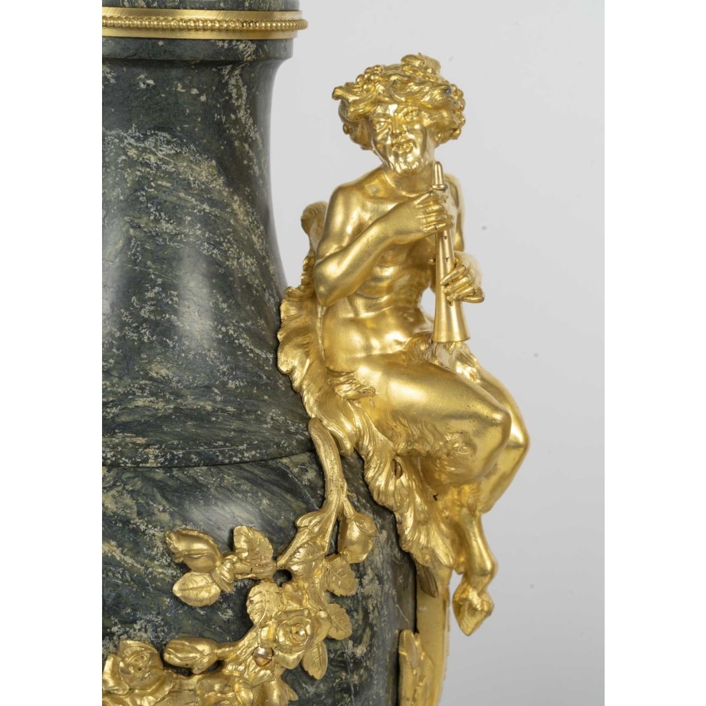 Clodion Une paire de cassolettes en marbre et ornementation en bronze doré , XIXème siècle 10