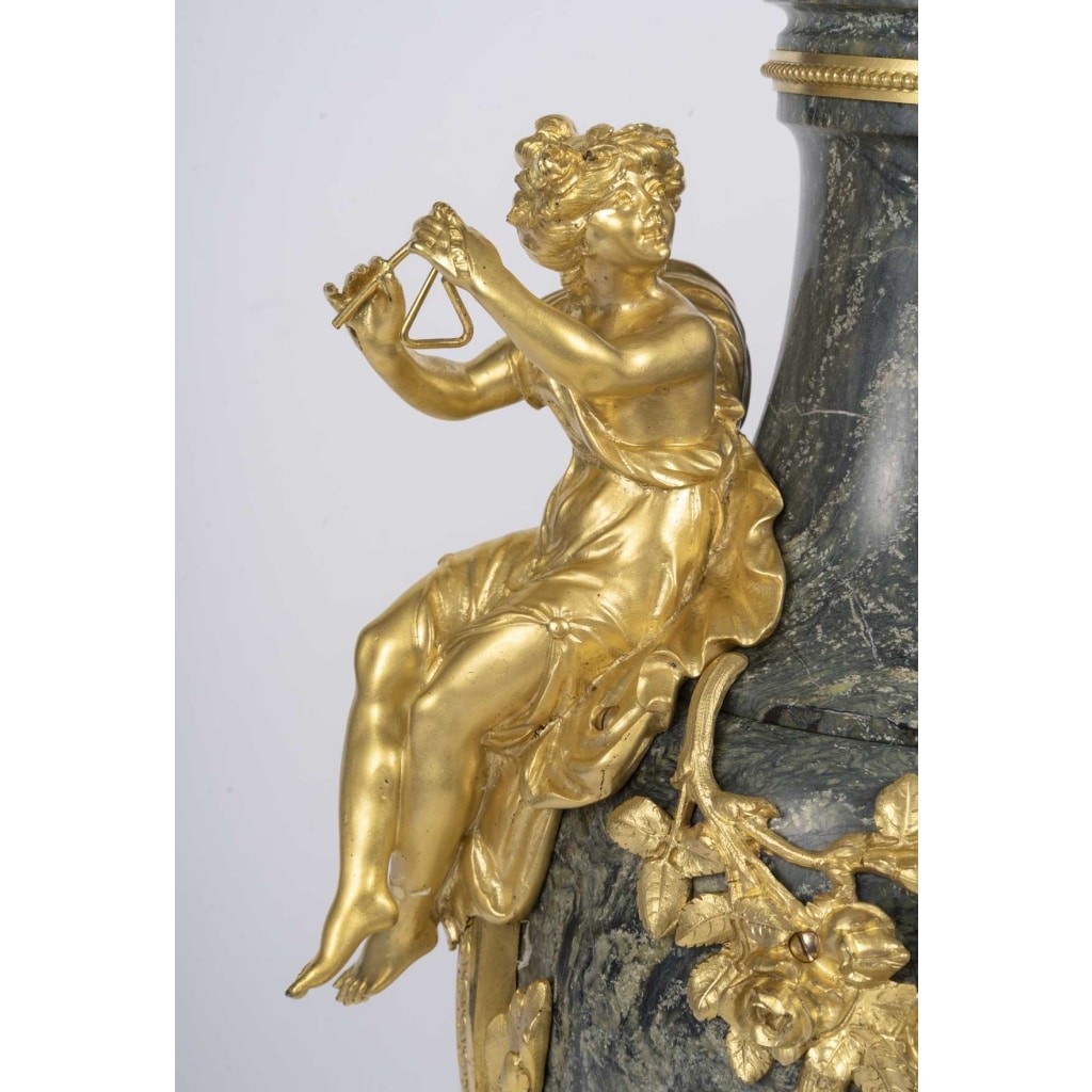 Clodion Une paire de cassolettes en marbre et ornementation en bronze doré , XIXème siècle 9