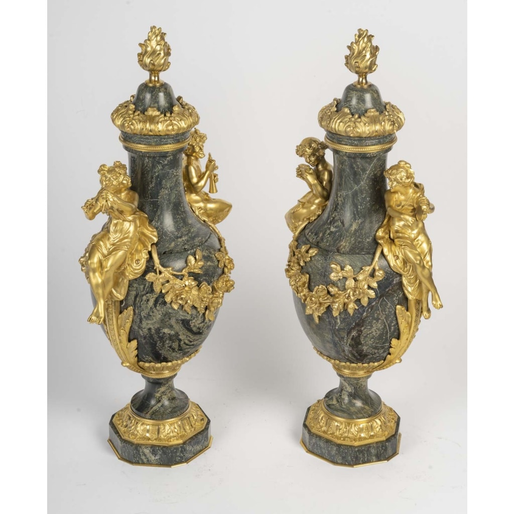 Clodion Une paire de cassolettes en marbre et ornementation en bronze doré , XIXème siècle 8