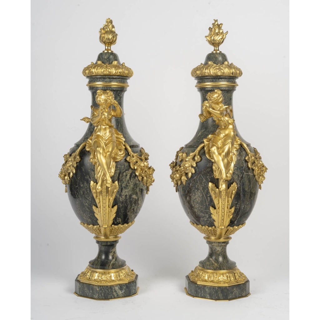 Clodion Une paire de cassolettes en marbre et ornementation en bronze doré , XIXème siècle 7