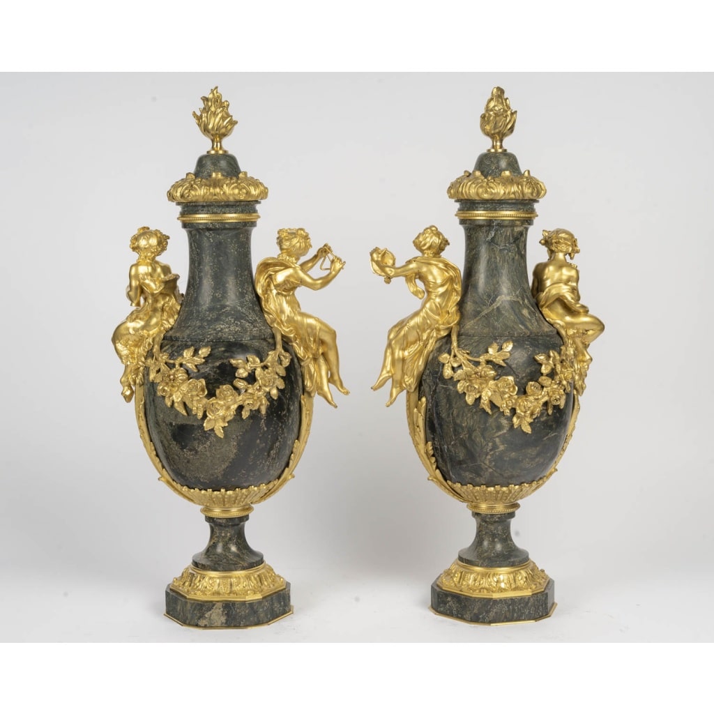 Clodion Une paire de cassolettes en marbre et ornementation en bronze doré , XIXème siècle 6