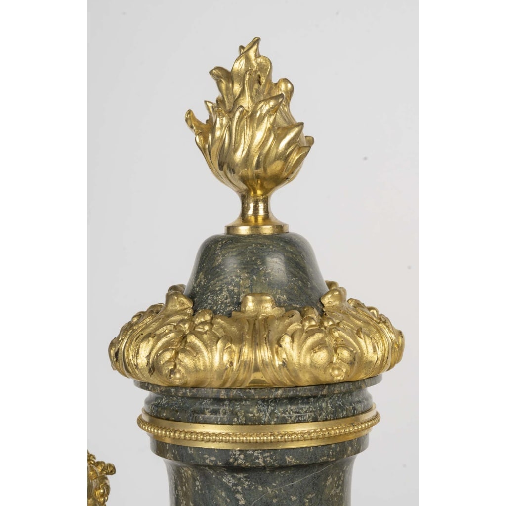 Clodion Une paire de cassolettes en marbre et ornementation en bronze doré , XIXème siècle 5