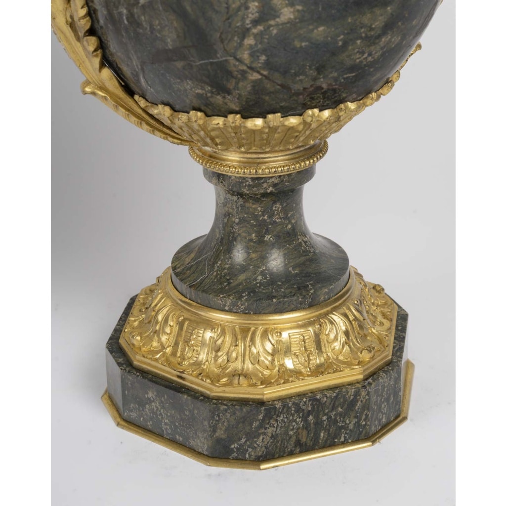 Clodion Une paire de cassolettes en marbre et ornementation en bronze doré , XIXème siècle 4