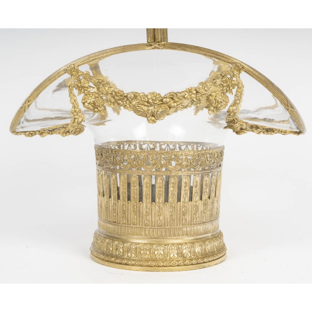 Un panier en cristal et ornementation en bronze doré, fin XIXème siècle 9